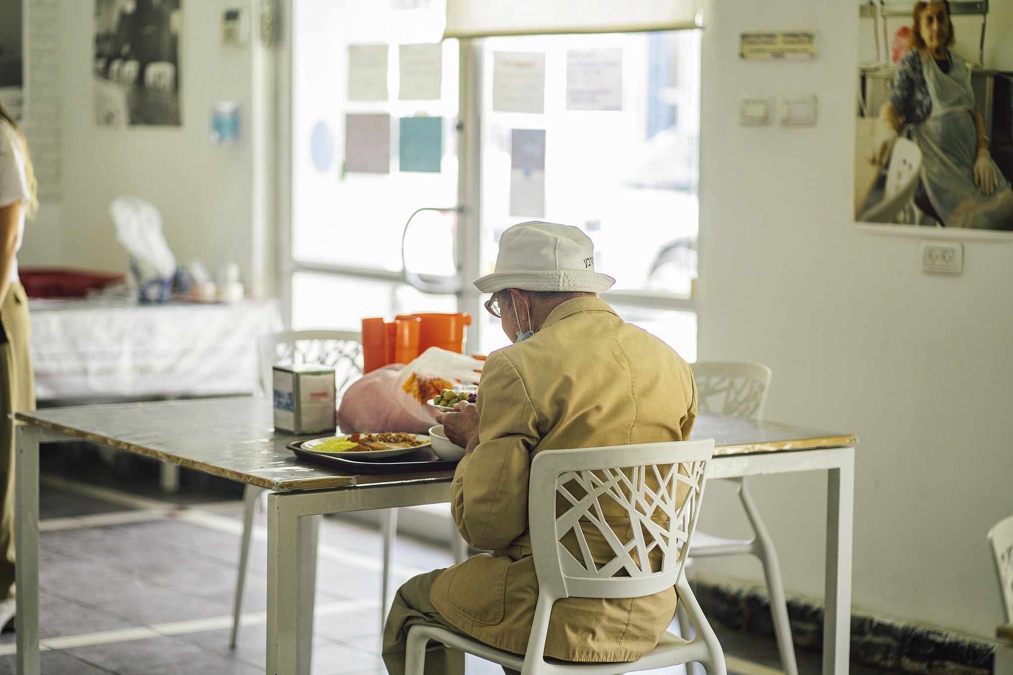 A Leket delivery arriving at the home of an elderly recipient